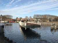 900002 Gezicht op de geopende Muntbrug over het Merwedekanaal te Utrecht. De brug is geopend voor het doorlaten van ...